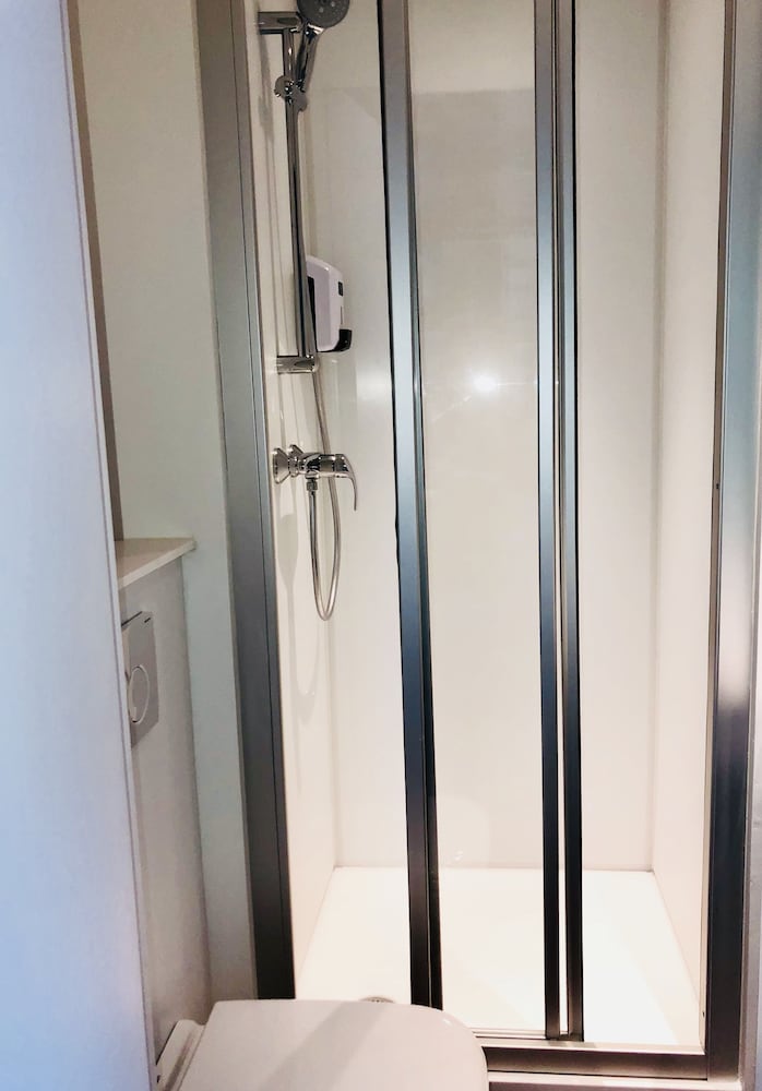 Habitación Cabrio con baño privado - Novedad #ontheroad del hotel Hotelf1 Geneve Ferney Airport. Foto 3
