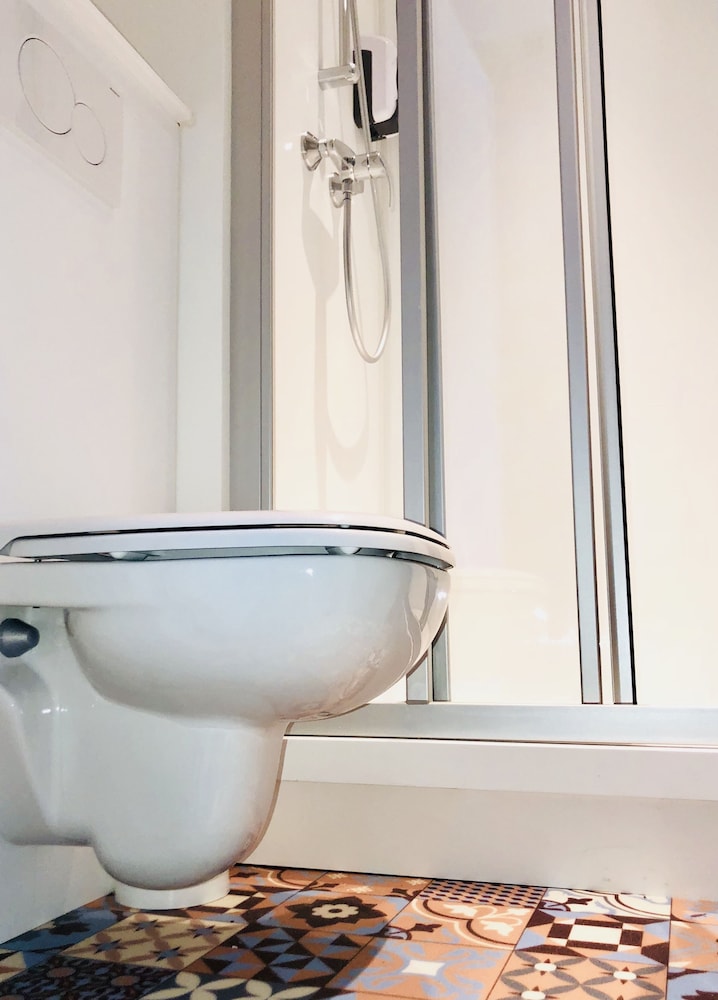 Habitación Cabrio con baño privado - Novedad #ontheroad del hotel Hotelf1 Geneve Ferney Airport. Foto 9