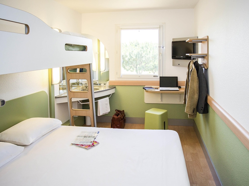 Habitación triple con cama grande y litera superior del hotel Ibis Budget Perpignan Nord Rivesaltes. Foto 6