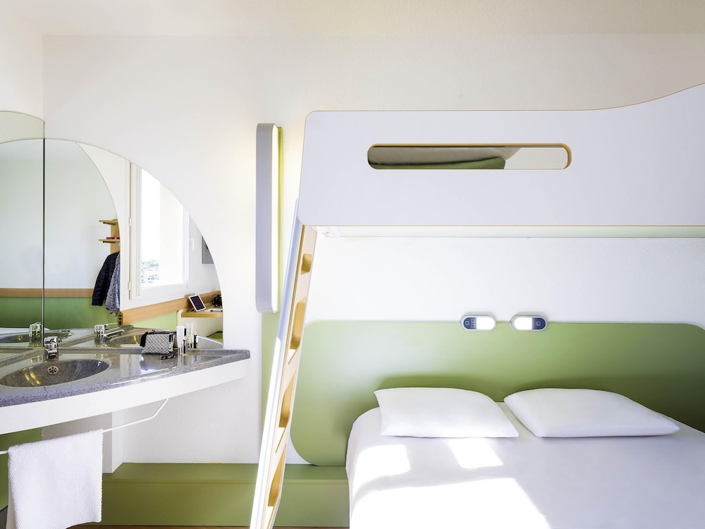 Habitación triple con cama grande y litera superior del hotel Ibis Budget Perpignan Nord Rivesaltes. Foto 7