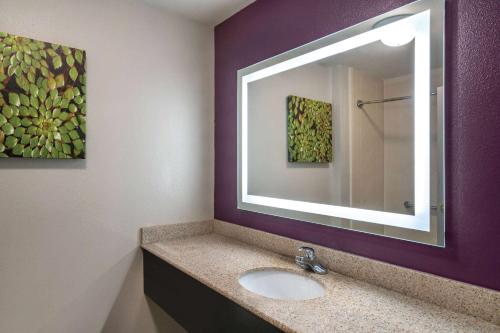 Habitación Doble con bañera - Adaptada para personas con discapacidad / discapacidad auditiva - No fumadores - 2 camas dobles del hotel La Quinta Inn And Suites By Wyndham Latham Albany Airport. Foto 1
