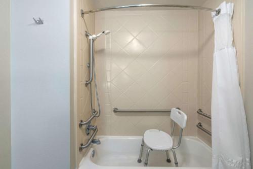 Habitación Doble con bañera - Adaptada para personas con discapacidad / discapacidad auditiva - No fumadores - 2 camas dobles del hotel La Quinta Inn And Suites By Wyndham Latham Albany Airport. Foto 2