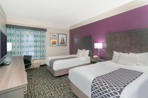 Habitación Doble con bañera - Adaptada para personas con discapacidad / discapacidad auditiva - No fumadores - 2 camas dobles del hotel La Quinta Inn And Suites By Wyndham Latham Albany Airport. Foto 3