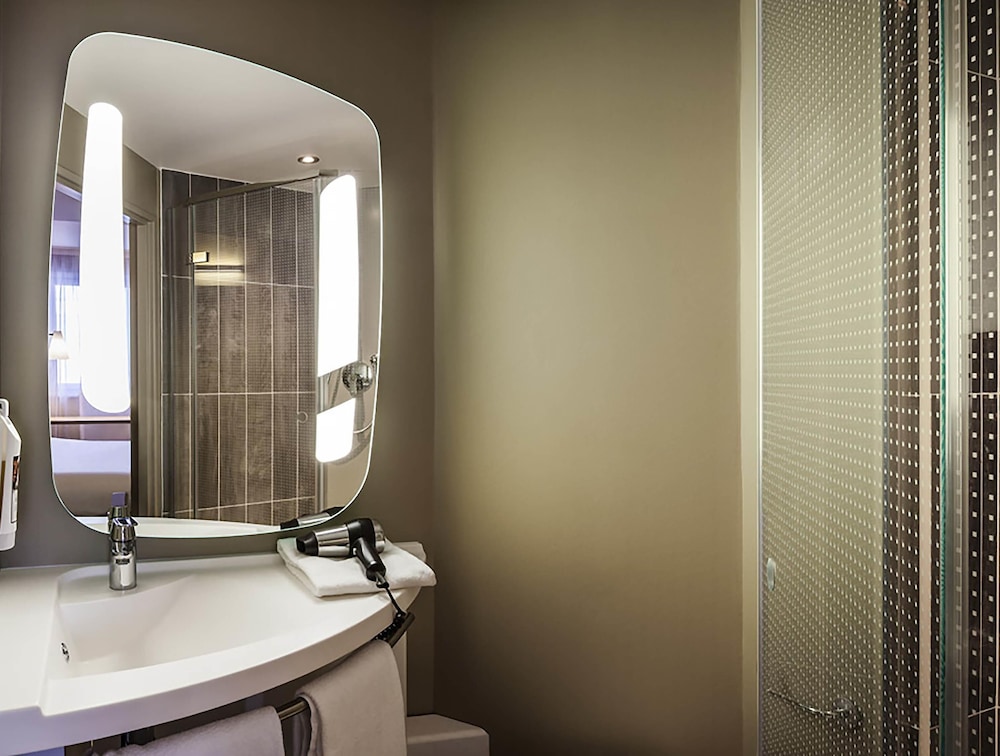 Habitación estándar con 2 camas individuales del hotel Ibis Sens. Foto 8