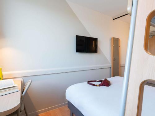 HABITACIÓN - 1 cama doble + 1 litera del hotel Ibis Budget Tours Nord. Foto 1
