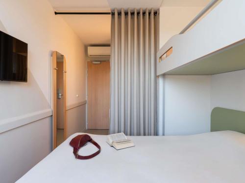 HABITACIÓN - 1 cama doble + 1 litera del hotel Ibis Budget Tours Nord. Foto 2