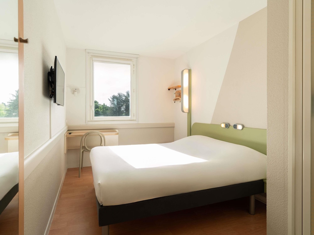 HABITACIÓN - 2 camas individuales + 1 litera del hotel Ibis Budget Tours Nord