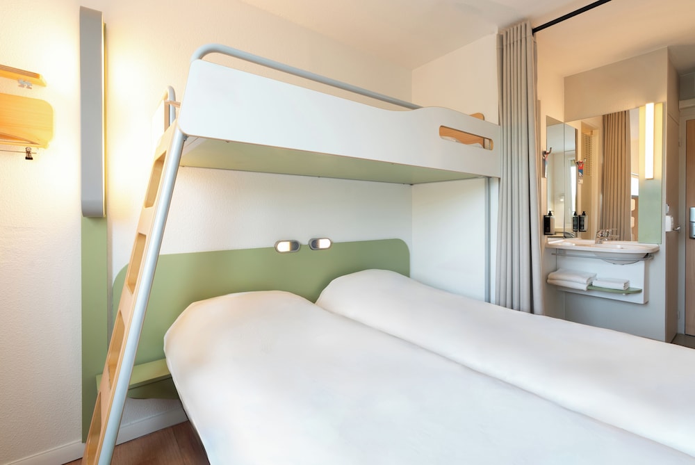 HABITACIÓN - 2 camas individuales + 1 litera del hotel Ibis Budget Tours Nord. Foto 3