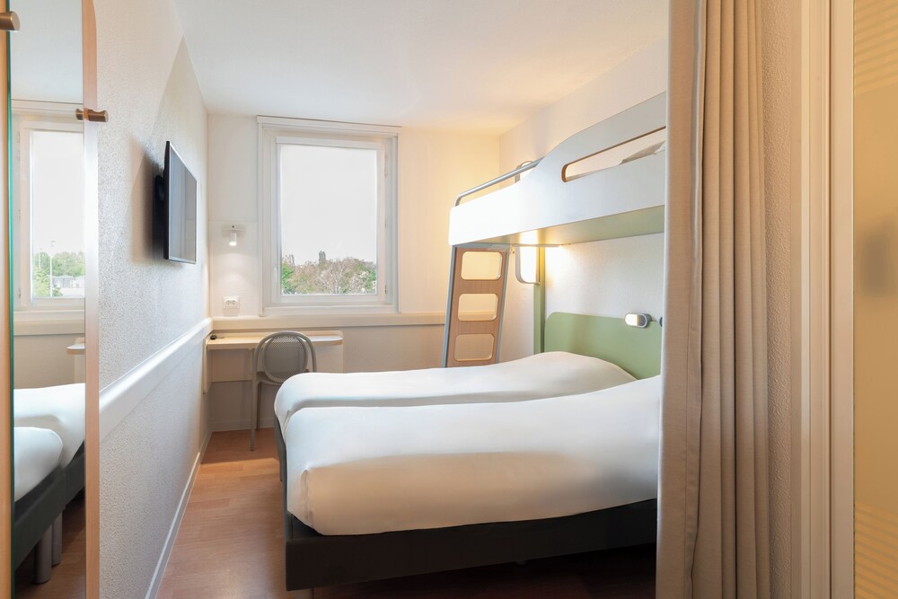 HABITACIÓN - 2 camas individuales + 1 litera del hotel Ibis Budget Tours Nord. Foto 4