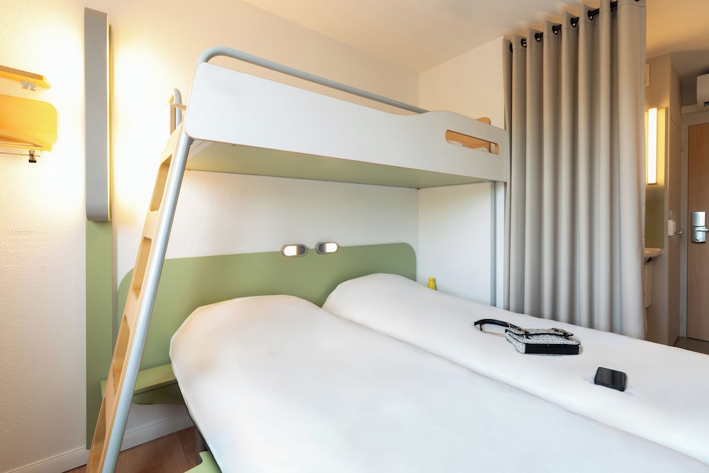 HABITACIÓN - 2 camas individuales + 1 litera del hotel Ibis Budget Tours Nord. Foto 5