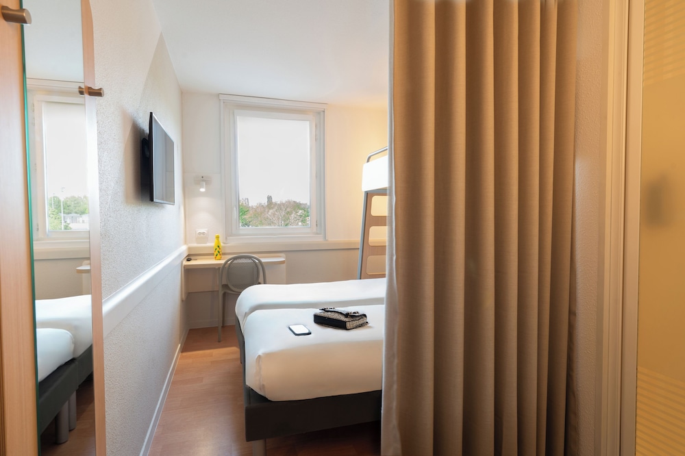 HABITACIÓN - 2 camas individuales + 1 litera del hotel Ibis Budget Tours Nord. Foto 6