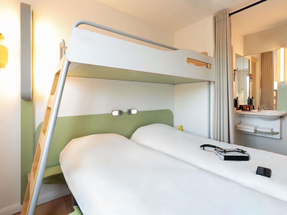 HABITACIÓN - 2 camas individuales + 1 litera del hotel Ibis Budget Tours Nord. Foto 7