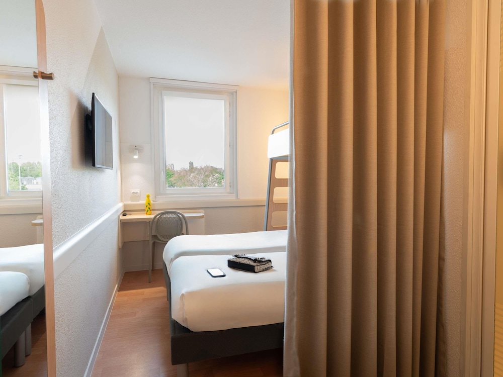 HABITACIÓN - 2 camas individuales + 1 litera del hotel Ibis Budget Tours Nord. Foto 8