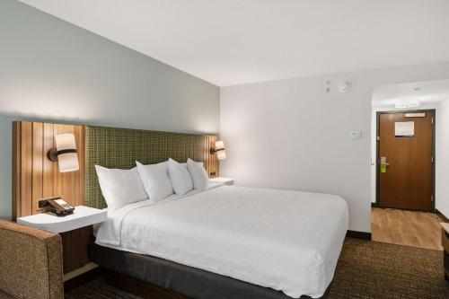Habitación con cama extragrande y sofá cama del hotel Hampton Inn And Suites Lake George