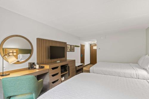 Habitación Doble Estándar con 2 camas grandes del hotel Hampton Inn And Suites Lake George. Foto 2