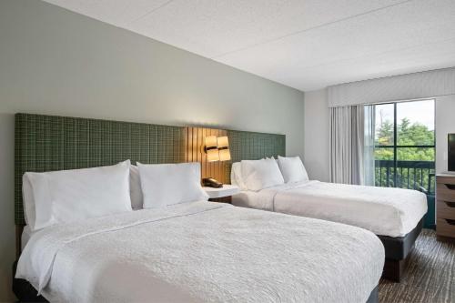 Suite with Two Queen Beds and Sofa Bed - Balcony del hotel Hampton Inn And Suites Lake George. Foto 3