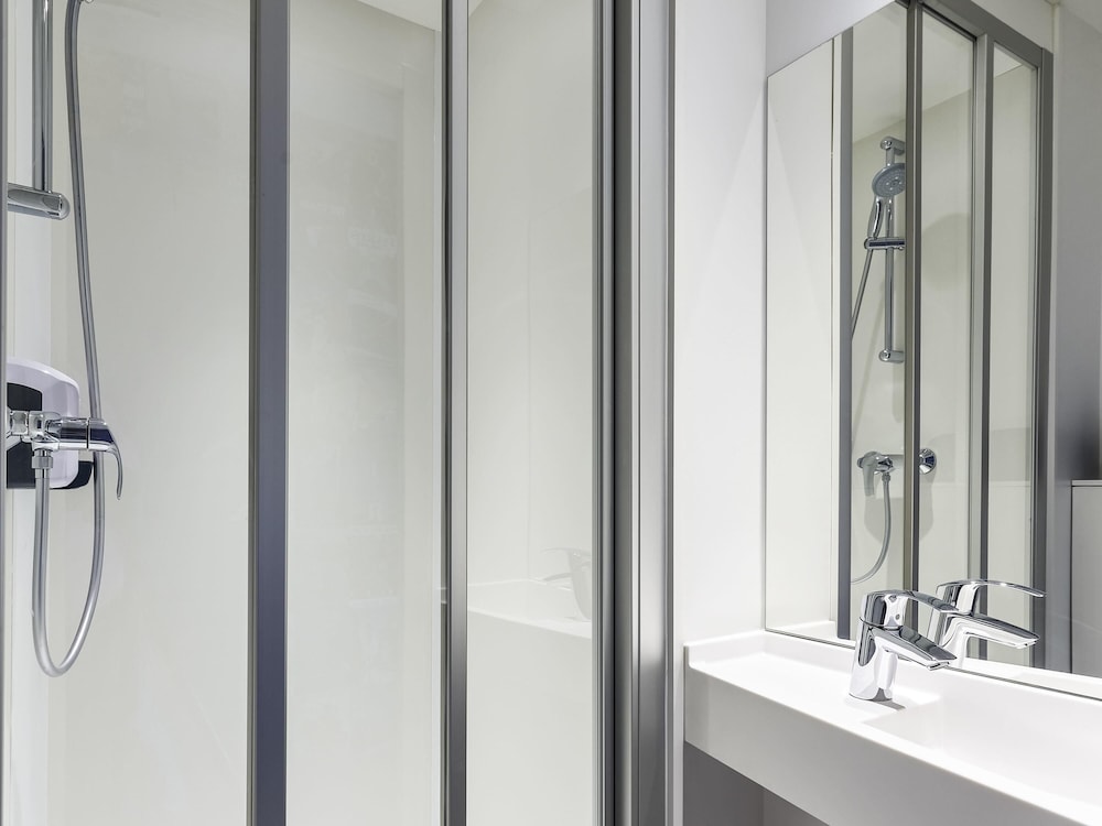 Habitación Cabrio con baño privado para un máximo de 2 viajeros del hotel Hotelf1 Laval. Foto 1