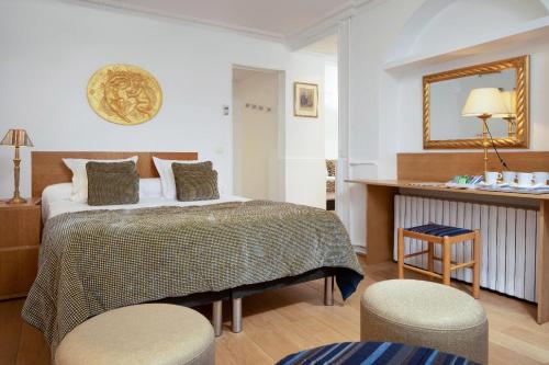 Habitación cuádruple del hotel Hôtel Du Levant. Foto 3