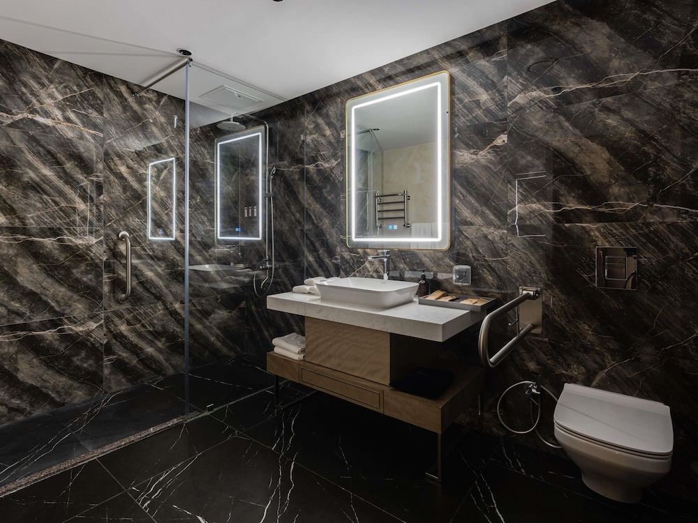 Habitación estándar, 1 cama doble, accesible para personas con discapacidad del hotel Mövenpick Samarkand. Foto 3