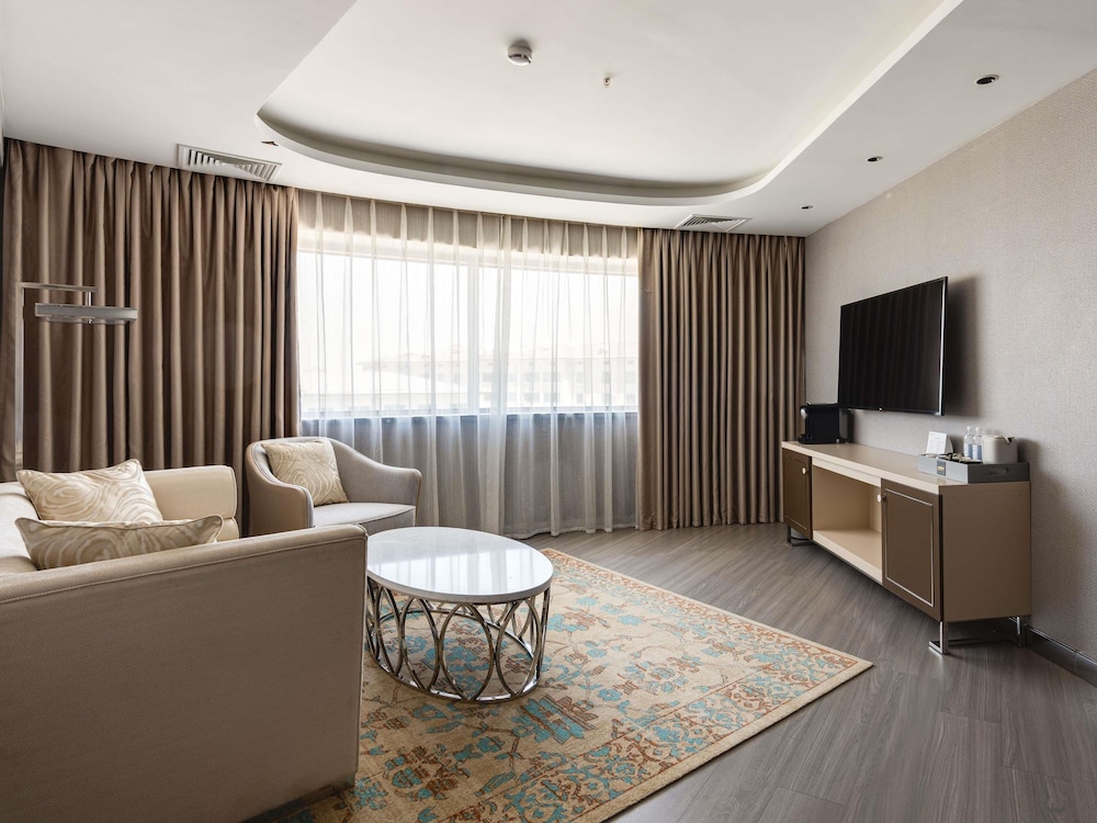 Suite, 1 cama doble del hotel Mövenpick Samarkand. Foto 4