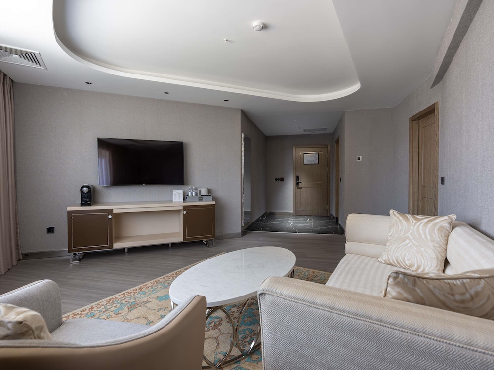 Suite, 1 cama doble del hotel Mövenpick Samarkand. Foto 5