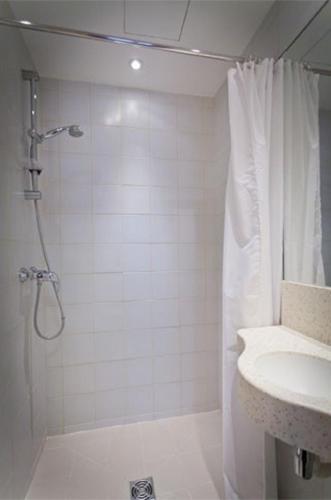 Habitación Doble Clásica del hotel Grand Hotel Des Balcons. Foto 3
