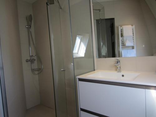 Habitación Doble Deluxe con ducha del hotel Grand Hotel Des Balcons. Foto 1