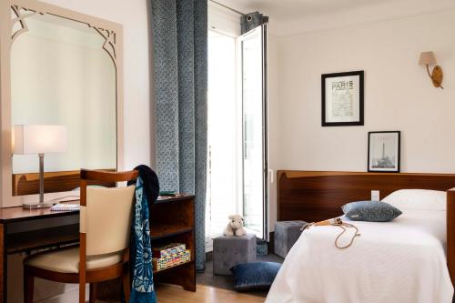 Habitación Triple del hotel Grand Hotel Des Balcons. Foto 3