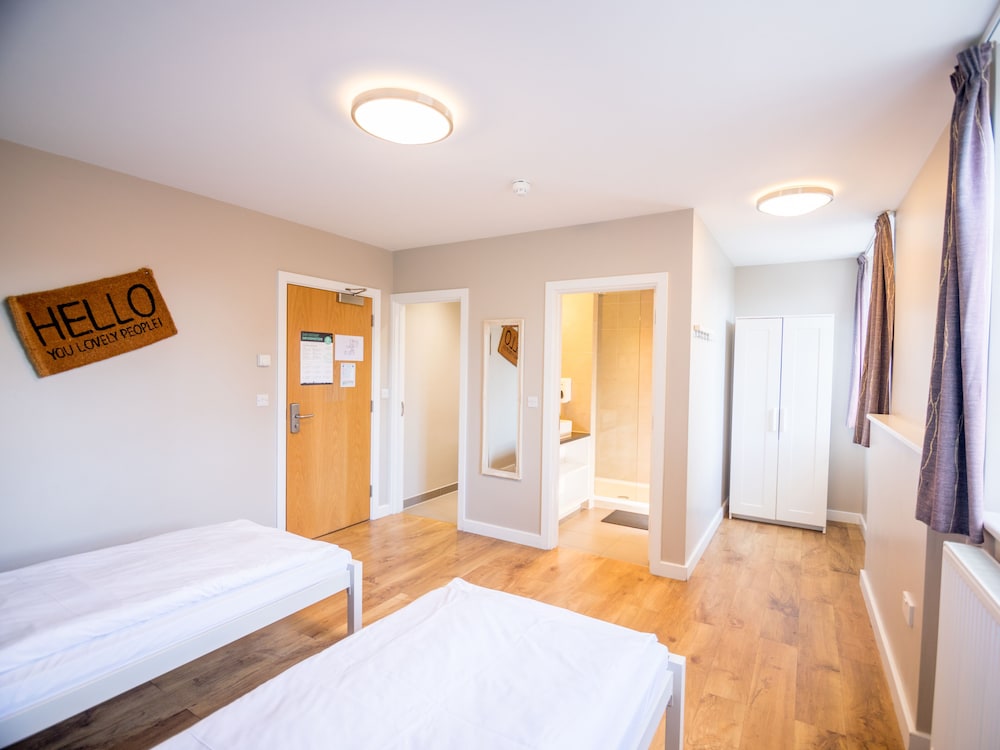 Habitación con 2 camas individuales, baño privado del hotel Wombat's City Hostel London