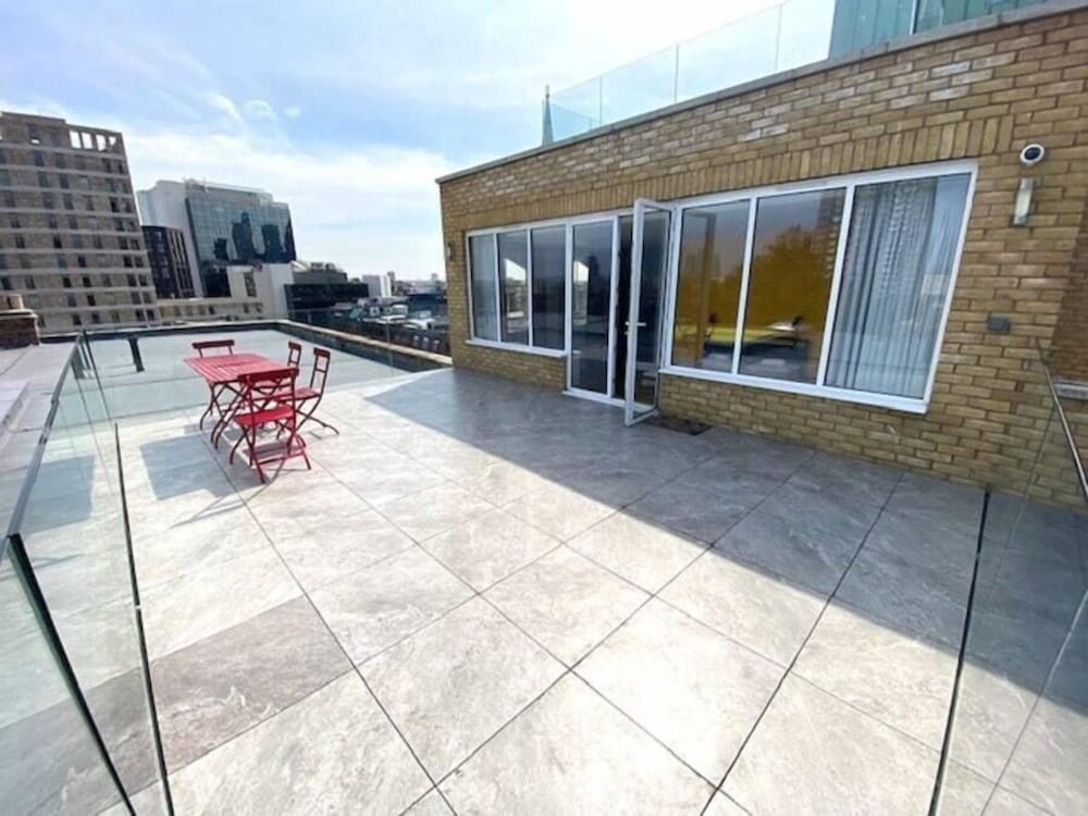 Private 4 - Bed Room with Rooftop Terrace del hotel Wombat's City Hostel London. Foto 2
