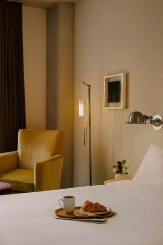 Habitación con cama grande del hotel Chambers. Foto 1