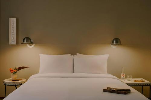 Habitación con cama grande del hotel Chambers. Foto 2
