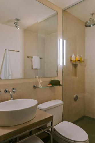Habitación con cama grande del hotel Chambers. Foto 6