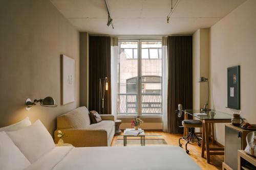 Habitación Doble Superior con sofá cama y cama grande del hotel Chambers
