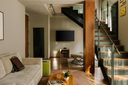 Suite Stellar con zona loft, cama extragrande, sofá cama y terraza del hotel Chambers