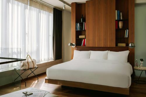 Suite Stellar con zona loft, cama extragrande, sofá cama y terraza del hotel Chambers. Foto 1