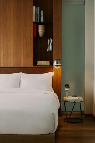 Suite Stellar con zona loft, cama extragrande, sofá cama y terraza del hotel Chambers. Foto 2