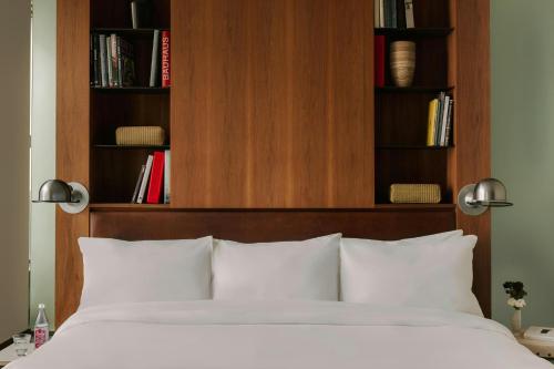 Suite Stellar con zona loft, cama extragrande, sofá cama y terraza del hotel Chambers. Foto 3