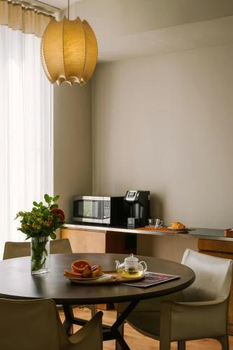 Suite Stellar con zona loft, cama extragrande, sofá cama y terraza del hotel Chambers. Foto 4