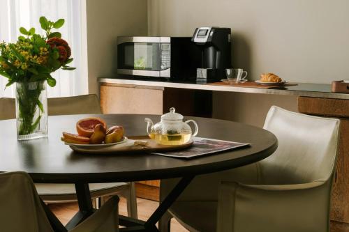 Suite Stellar con zona loft, cama extragrande, sofá cama y terraza del hotel Chambers. Foto 5