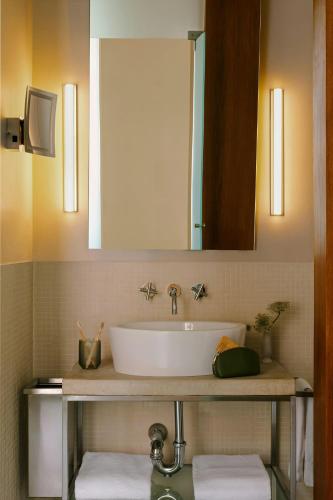 Suite Stellar con zona loft, cama extragrande, sofá cama y terraza del hotel Chambers. Foto 6