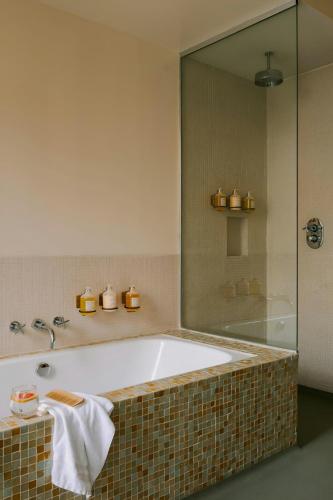 Suite Stellar con zona loft, cama extragrande, sofá cama y terraza del hotel Chambers. Foto 8