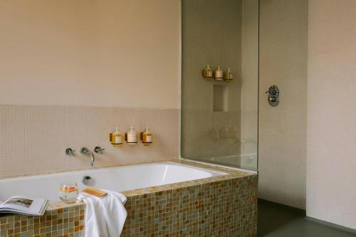 Suite Stellar con zona loft, cama extragrande, sofá cama y terraza del hotel Chambers. Foto 11