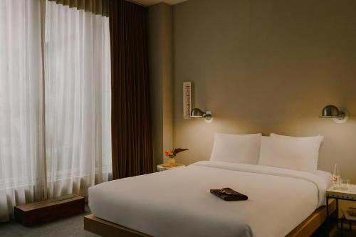 Habitación con cama grande y terraza del hotel Chambers. Foto 1