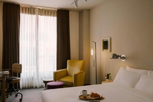 Habitación con cama grande y ducha accesible en silla de ruedas - Adaptada para personas con movilidad reducida del hotel Chambers