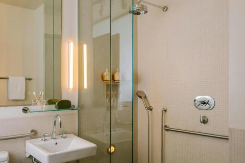 Habitación con cama grande y ducha accesible en silla de ruedas - Adaptada para personas con movilidad reducida del hotel Chambers. Foto 5