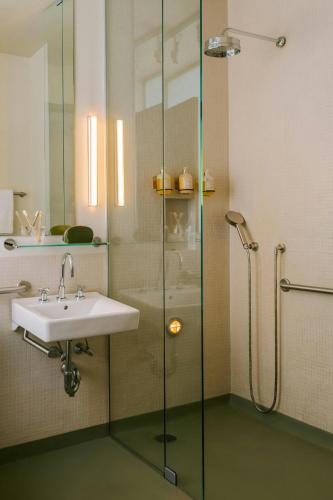 Habitación con cama grande y ducha accesible en silla de ruedas - Adaptada para personas con movilidad reducida del hotel Chambers. Foto 6