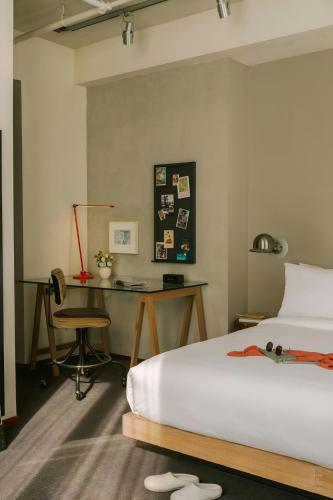 Habitación con cama extragrande. del hotel Chambers
