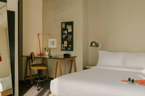 Habitación con cama extragrande. del hotel Chambers. Foto 1