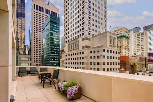 Suite Stellar con zona loft, cama extragrande, sofá cama y terraza del hotel Chambers. Foto 4